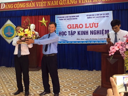 Trường THPT Nguyễn Văn Trỗi tổ chức về nguồn, giao lưu học tập kinh nghiệm và tham quan hè