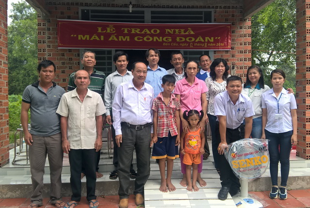 CĐCS Công ty Cổ phần Việt Nam Mộc Bài trao tặng nhà Mái ấm công đoàn