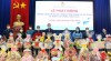 Phó Chủ tịch Thưởng trực LĐLĐ tỉnh Phan Thị Hồng Đào trao quà cho CNLĐ