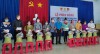 Lãnh đạo LĐLĐ tỉnh và UBND thị xã Hoà Thành trao quà cho CNLĐ
