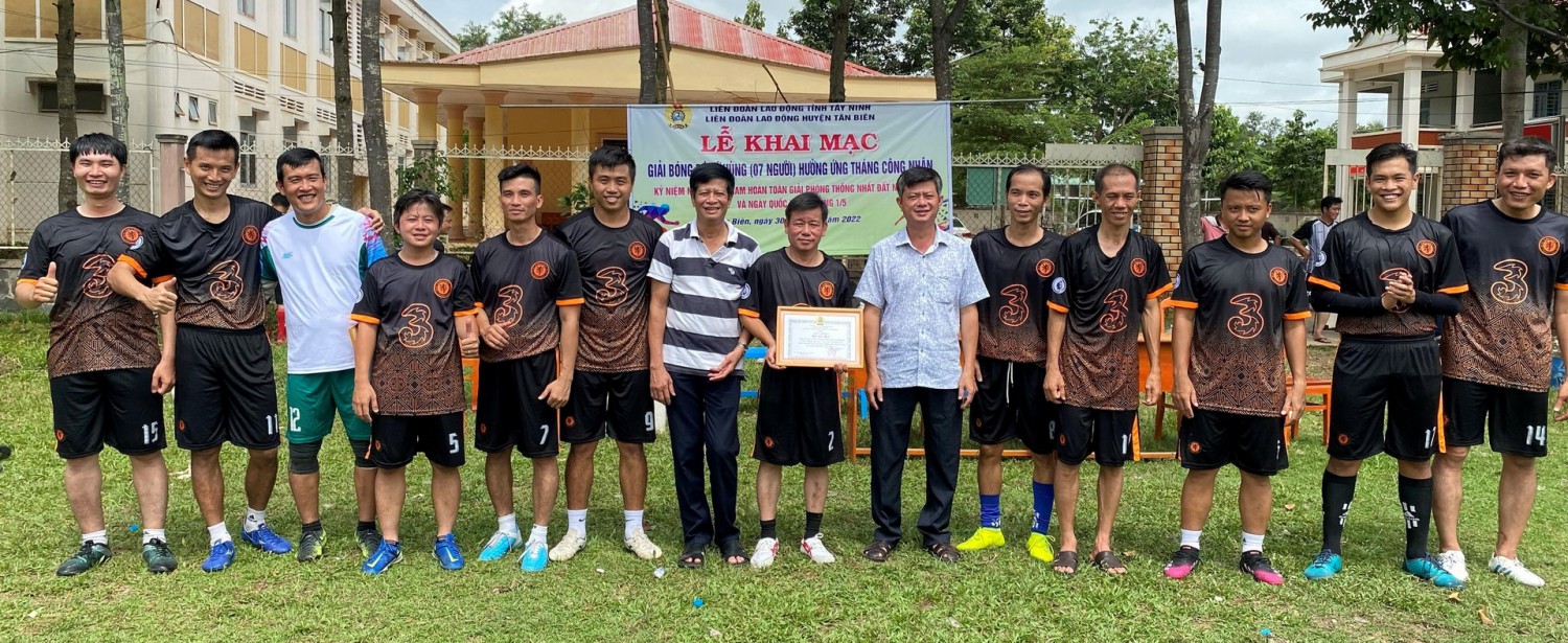 Chủ tịch LĐLĐ tỉnh Trần Lê Duy trao giải nhất cho đội bóng cơ quan LĐLĐ tỉnh