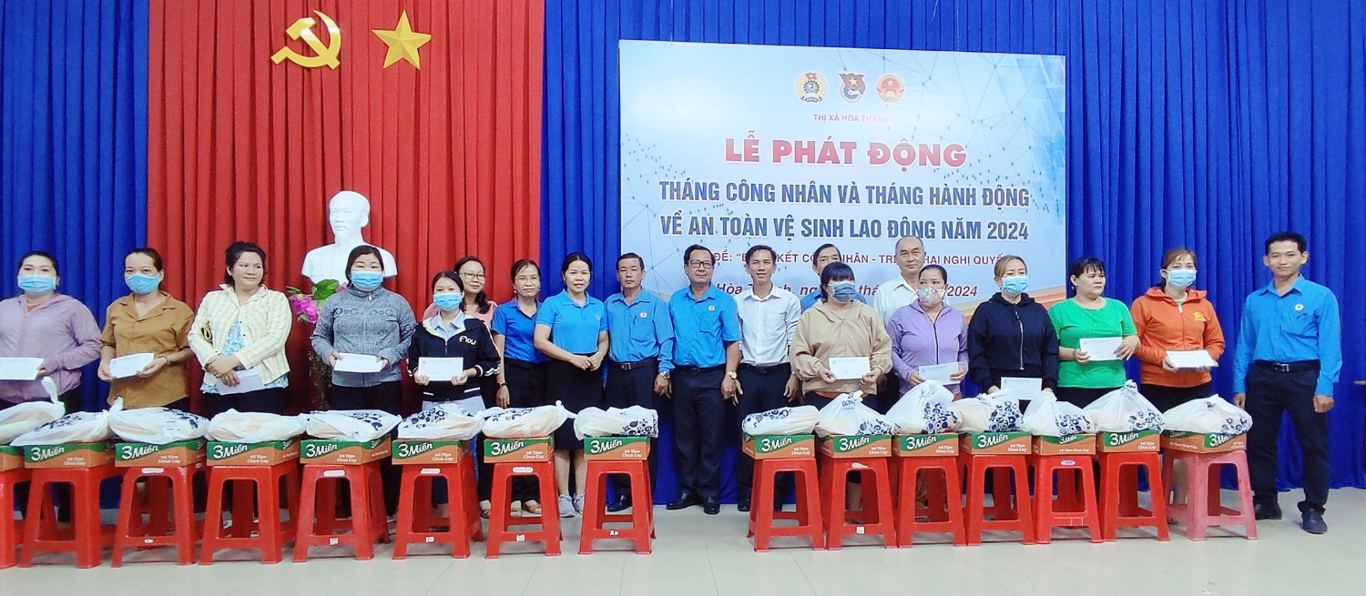 Hoà Thành trao tặng 100 phần quà cho CNLĐ tại Lễ phát động “Tháng công nhân” năm 2024
