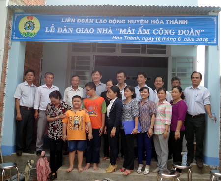 Liên đoàn Lao động huyện Hòa Thành trao tặng 2 Nhà mái ấm công đoàn