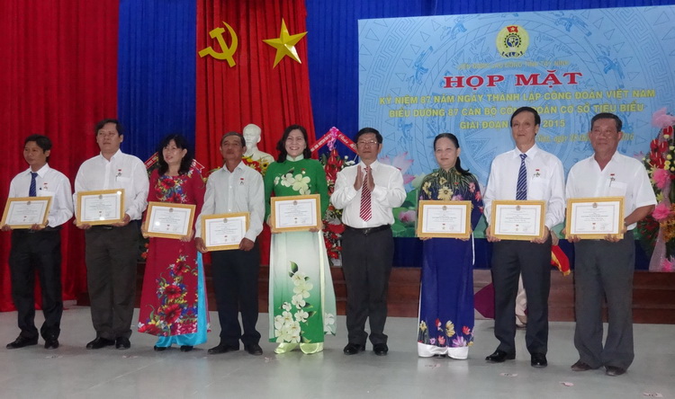LĐLĐ tỉnh Tây Ninh tổ chức họp mặt kỷ niệm 87 năm ngày thành lập Công đoàn Việt Nam