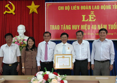Chủ tịch LĐLĐ tỉnh Nguyễn Xuân Hồng vinh dự nhận huy hiệu 40 tuổi đảng