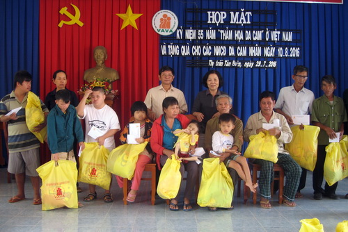 Trao tặng 80 phần quà cho nạn nhân chất độc da cam/ đioxin huyện Tân Biên