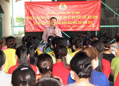 Văn phòng TVPL công đoàn tư vấn pháp luật lưu động tại nơi làm việc và CNLĐ khu nhà trọ năm 2016