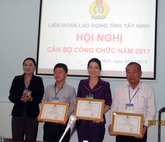 Cơ quan LĐLĐ tỉnh tổ chức hội nghị CBCC năm 2017