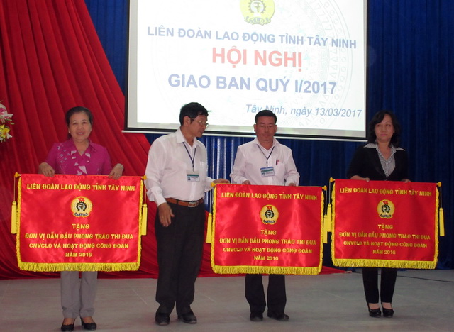 LĐLĐ tỉnh tổ chức giao ban quý I và khen thưởng năm 2016