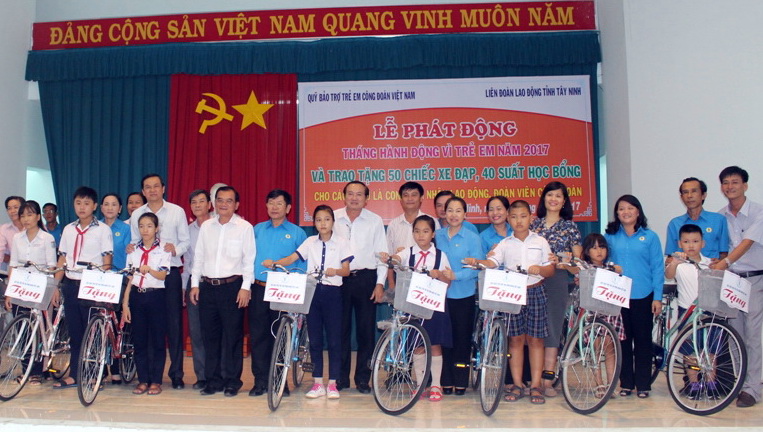 Trao quà cho con CNLĐ Tây Ninh có hoàn cảnh khó khăn