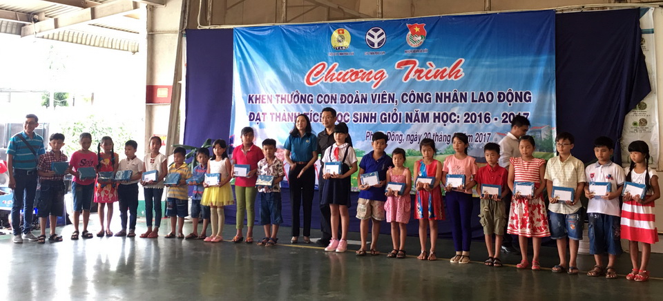 CĐCS công ty TNHH Pou Li Việt Nam khen thưởng con CNLĐ năm học 2016-2017