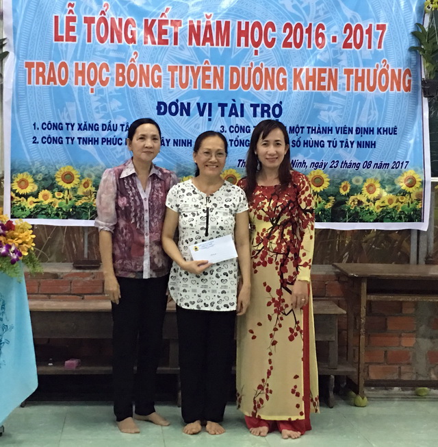 Trao quà cho các cháu học sinh lớp học tình nguyện Khu phố 2 , Phường III