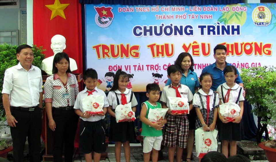 Thành phố Tây Ninh tặng 838 phần quà Tết Trung thu cho các em học sinh