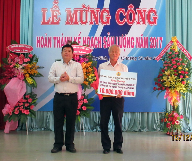 Công ty CP Cao su Tây Ninh tổ chức mừng công hoàn thành kế hoạch sản lượng năm 2017