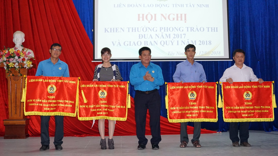 LĐLĐ tỉnh khen thưởng các phong trào thi đua năm 2017