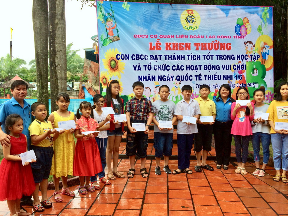 Khen thưởng con CBCC cơ quan LĐLĐ tỉnh nhân ngày Quốc tế thiếu nhi