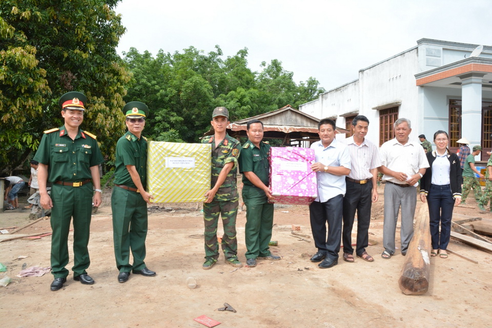 Lãnh đạo tỉnh thăm các đơn vị vũ trang tham gia làm công tác dân vận năm 2018