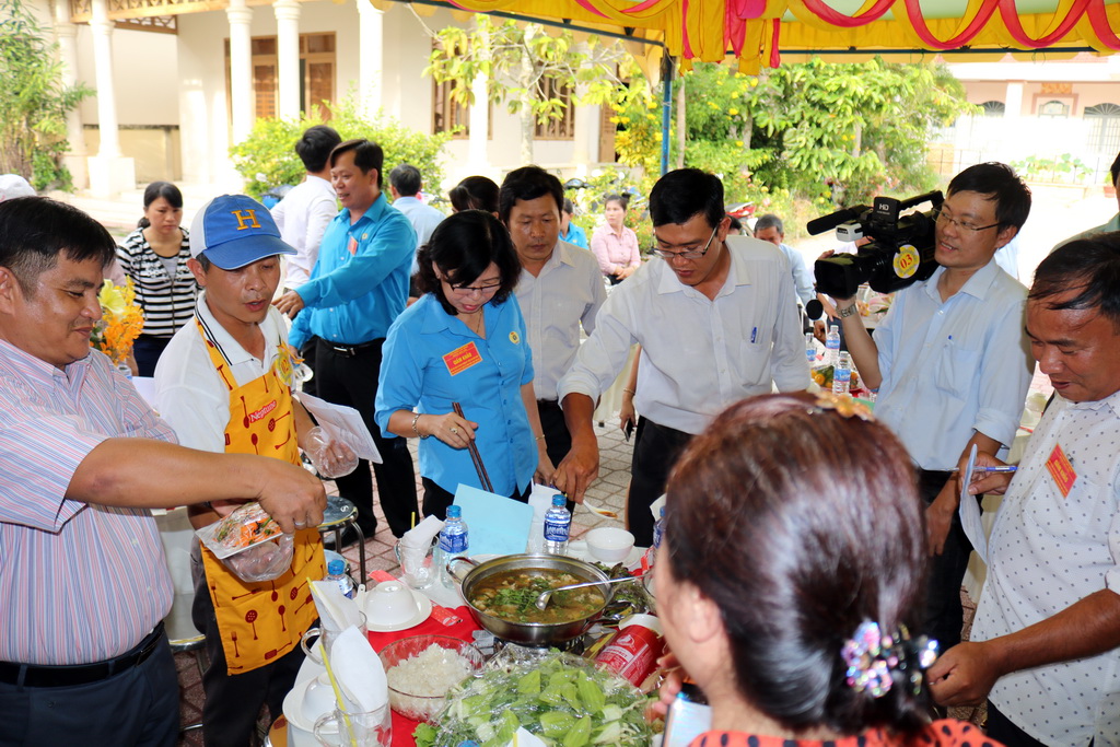 Hội thi nấu ăn chào mừng ngày Phụ nữ Việt Nam và ngày Nhà giáo Việt Nam