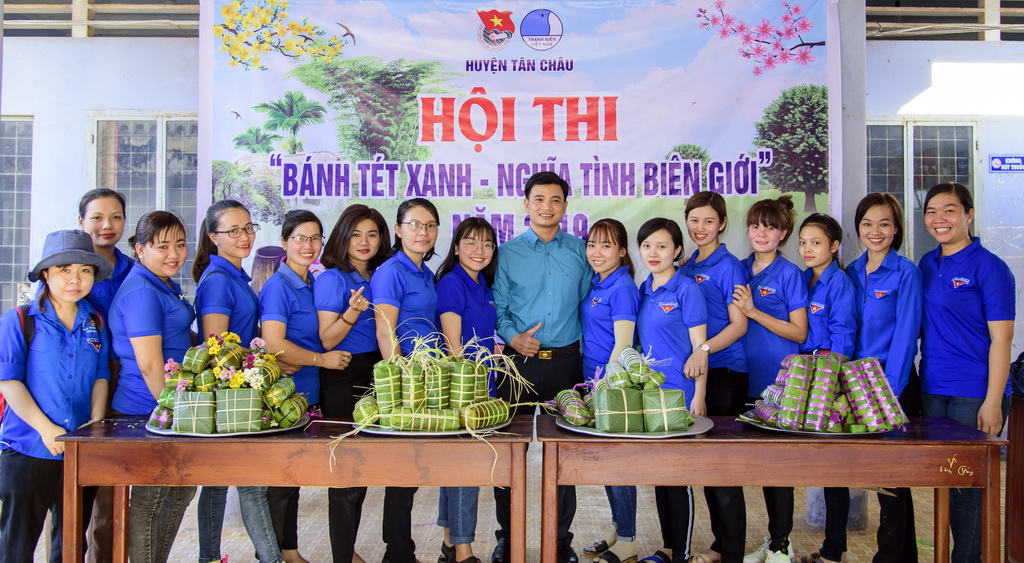 Rộn ràng ngày hội “Bánh tét xanh – Nghĩa tình biên giới”