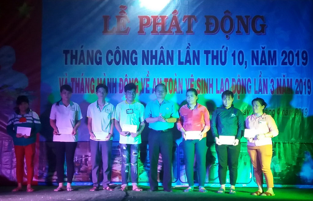 LĐLĐ huyện Châu Thành trao tặng 65 phần quà cho CNLĐ có hoàn cảnh khó khăn