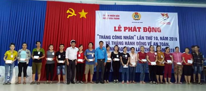 Hòa Thành trao 76 phần quà trong lễ  phát động “Tháng công nhân” lần thứ 10 năm 2019