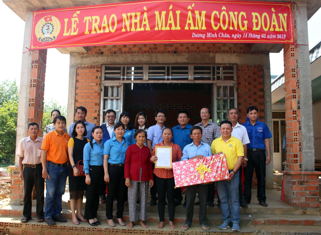 CĐCS Cty TNHH PouHung Việt Nam trao tặng “Mái ấm công đoàn”