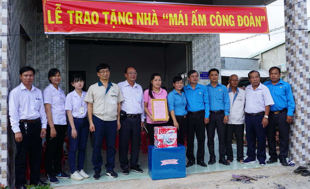 LĐLĐ huyện bến Cầu trao tặng nhà 