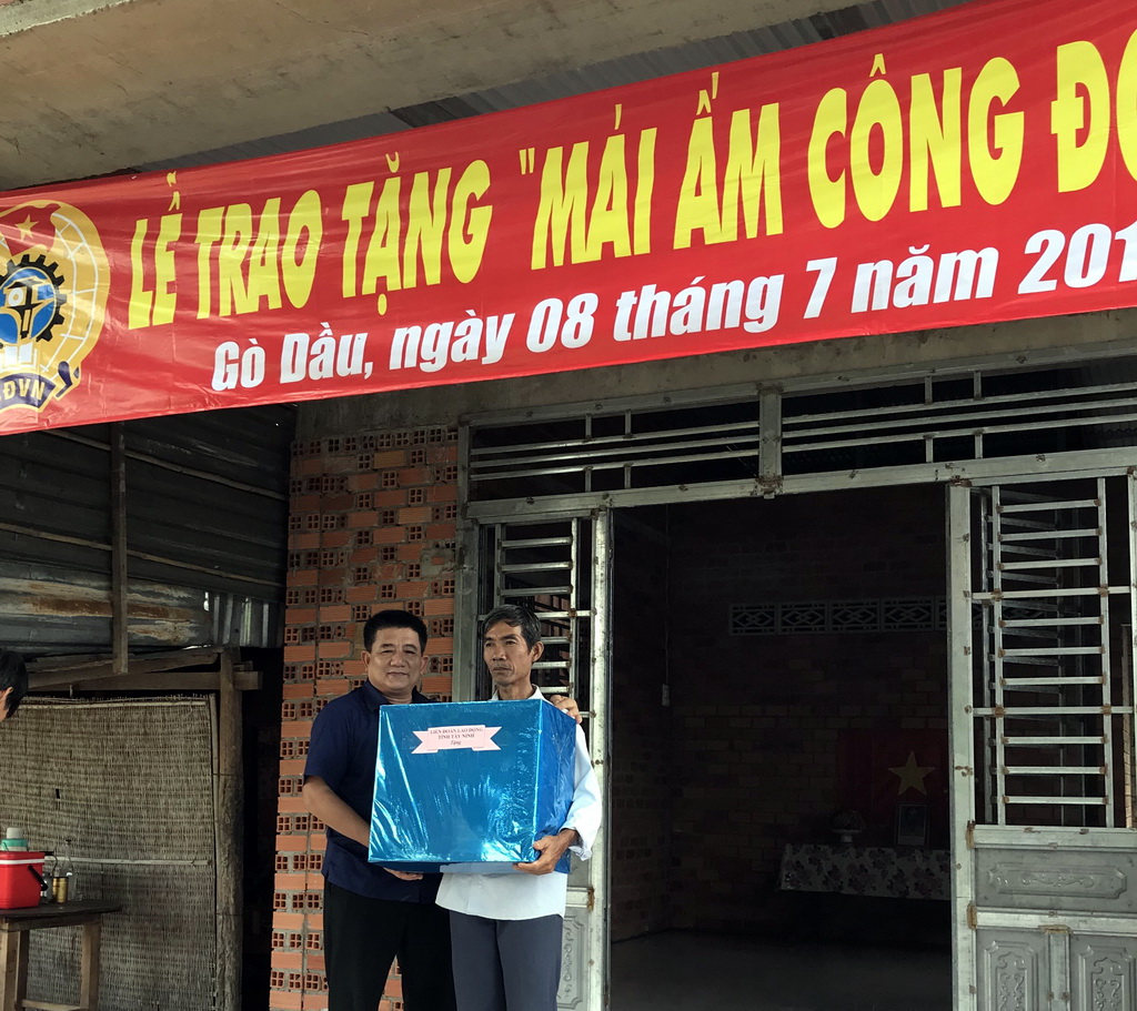 Liên đoàn Lao động huyện Gò Dầu bàn giao 02 căn nhà “Mái ấm Công đoàn”