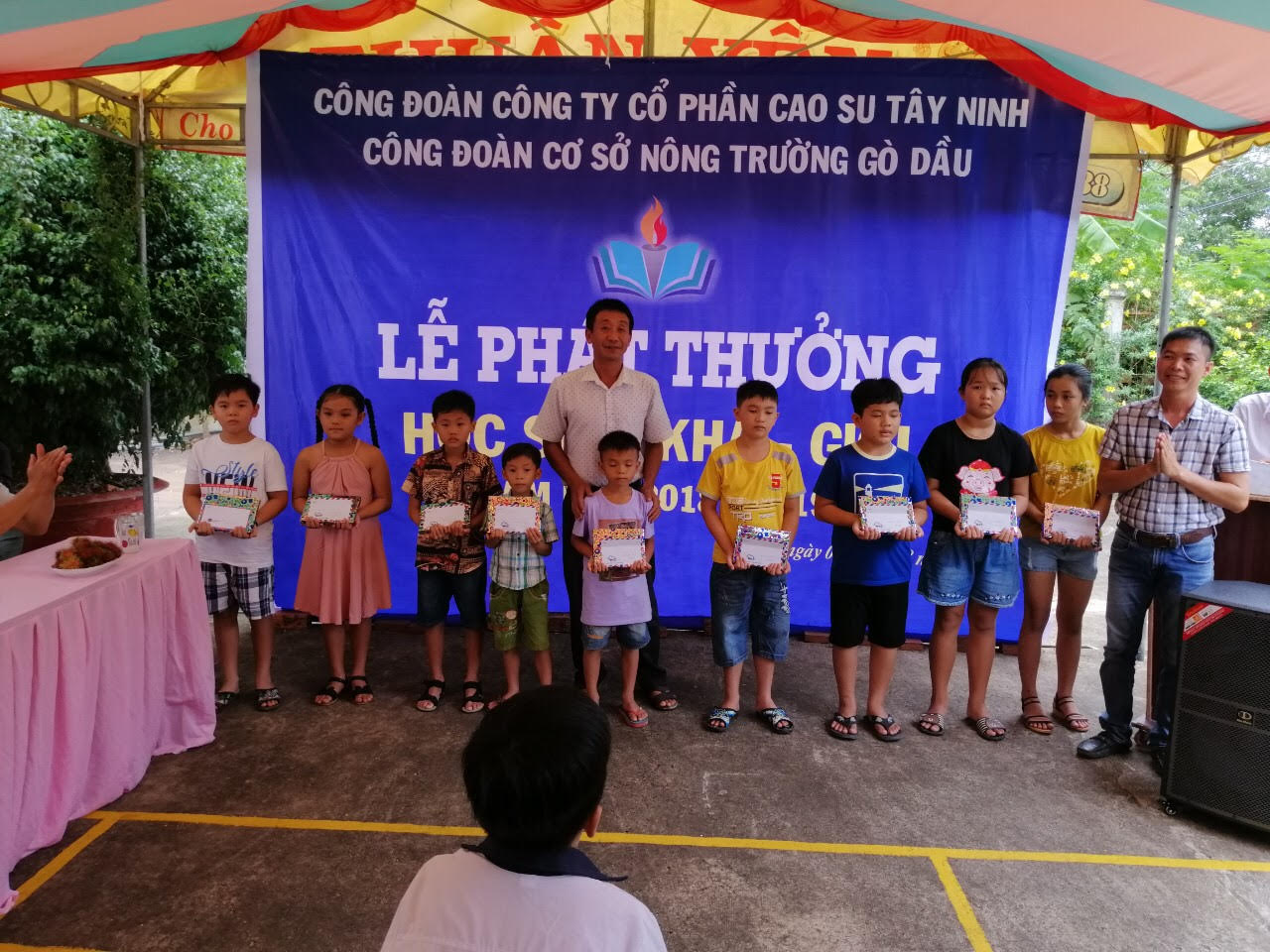 Công đoàn Công ty CP cao su Tây Ninh  Khen thưởng học sinh giỏi năm học 2018-2019