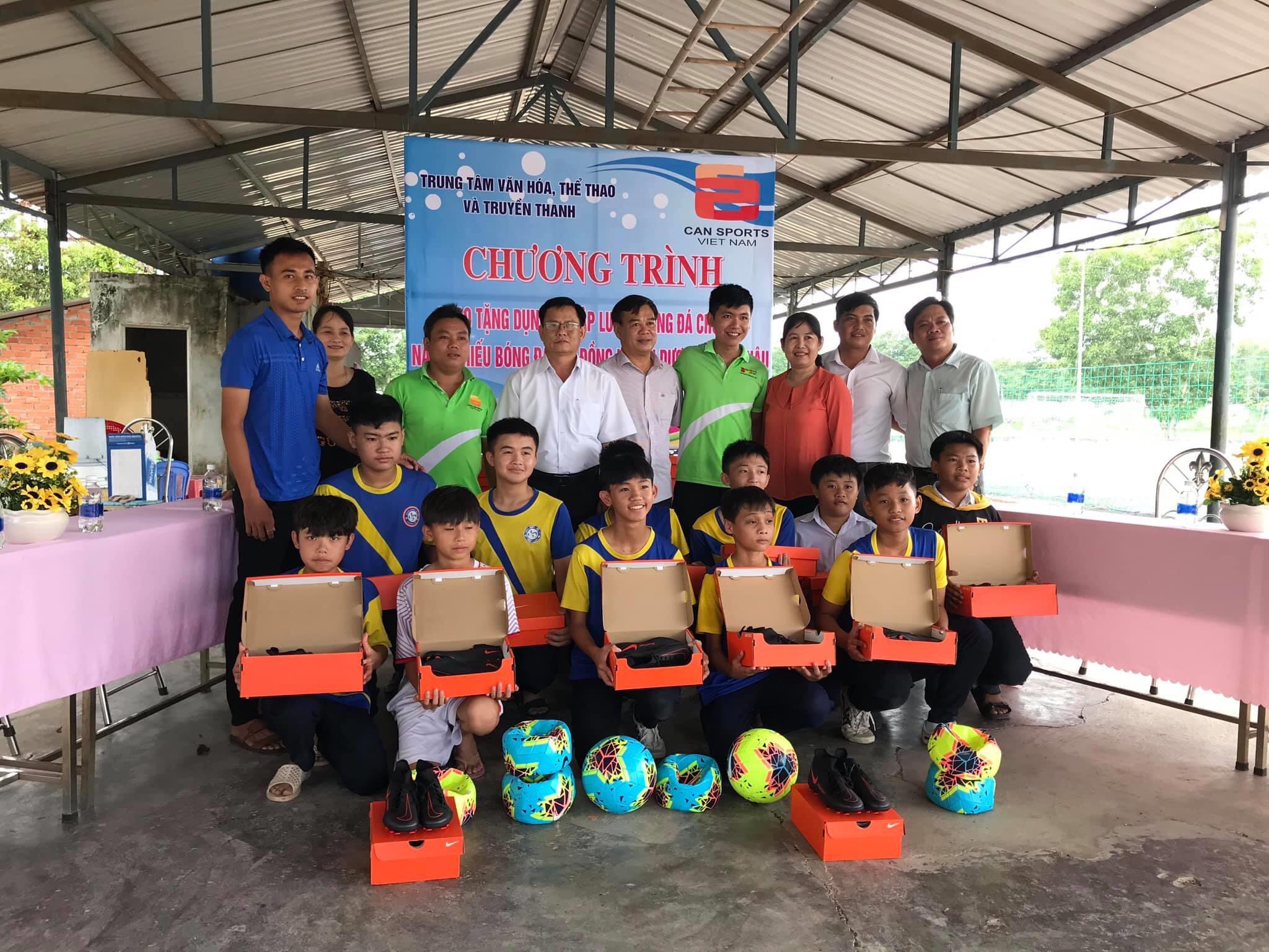 CĐCS Cty TNHH Can Sports Việt Nam trao tặng dụng cụ tập luyện thể thao