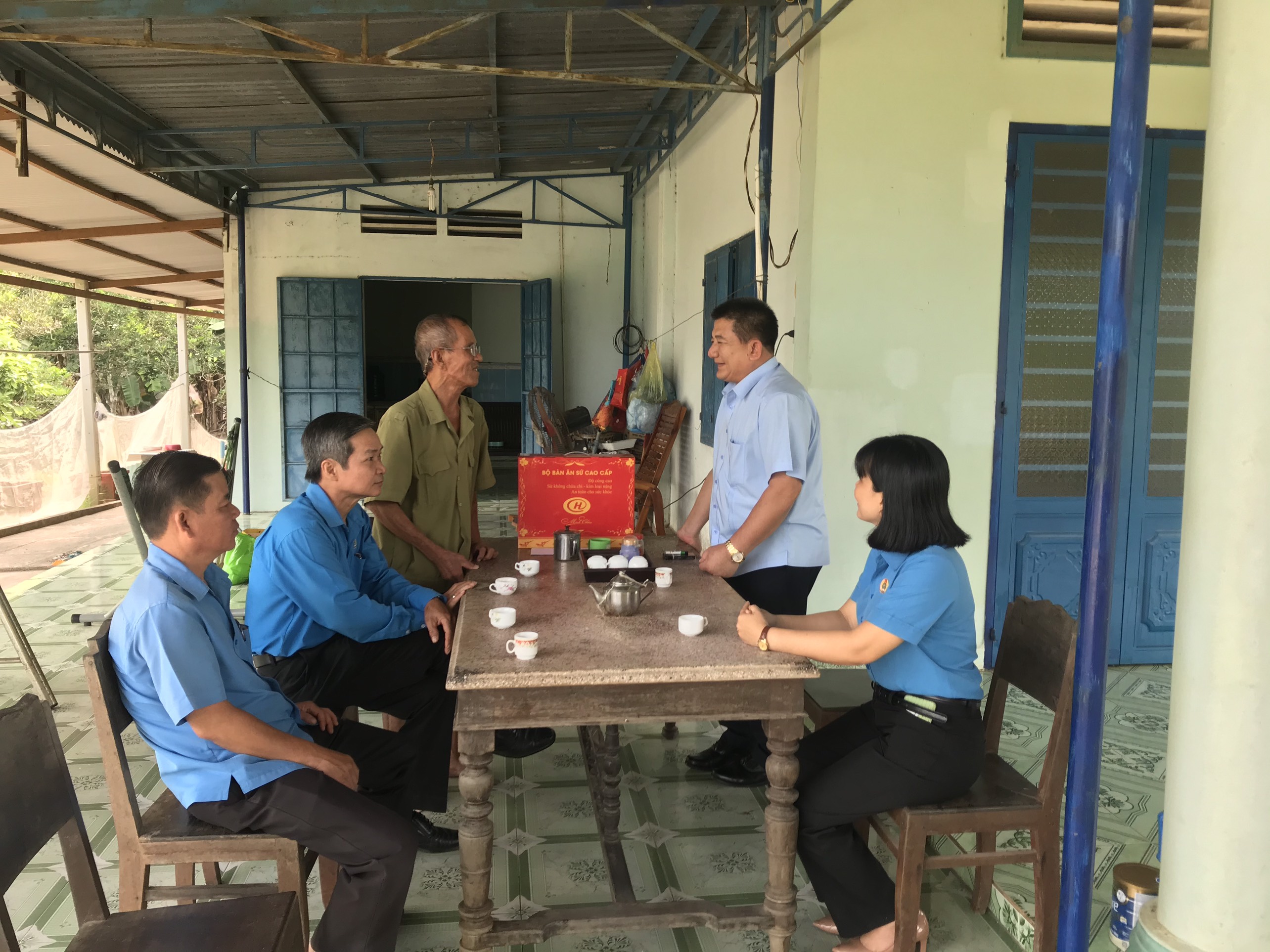 Liên đoàn Lao động tỉnh thăm và tặng quà cho cán bộ lão thành cách mạng, lãnh đạo Công đoàn các thời kỳ