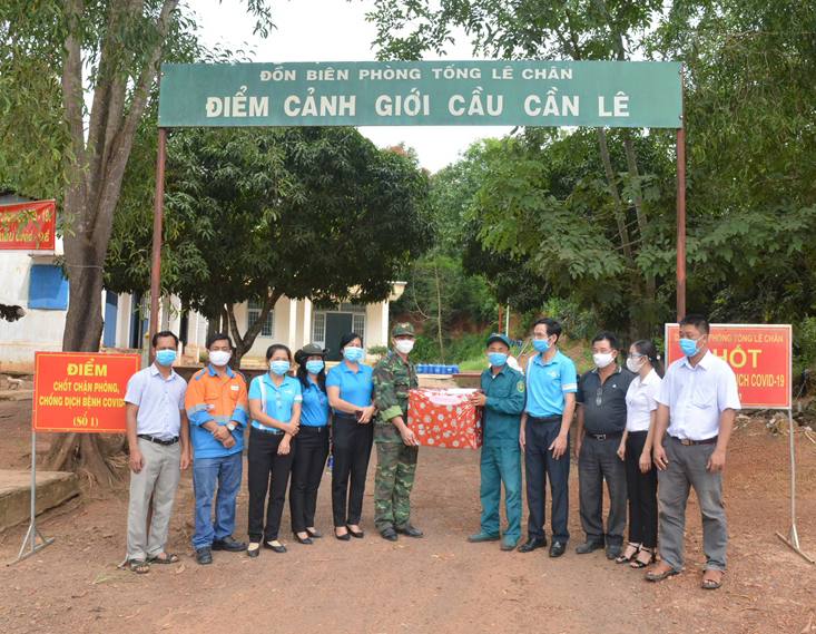 LĐLĐ huyện phối hợp với Công ty Cổ phần xi măng Fico Tây Ninh  thăm và tặng quà các chốt phòng chống dịch Covid -19  tại xã Tân Hòa, huyện Tân Châu