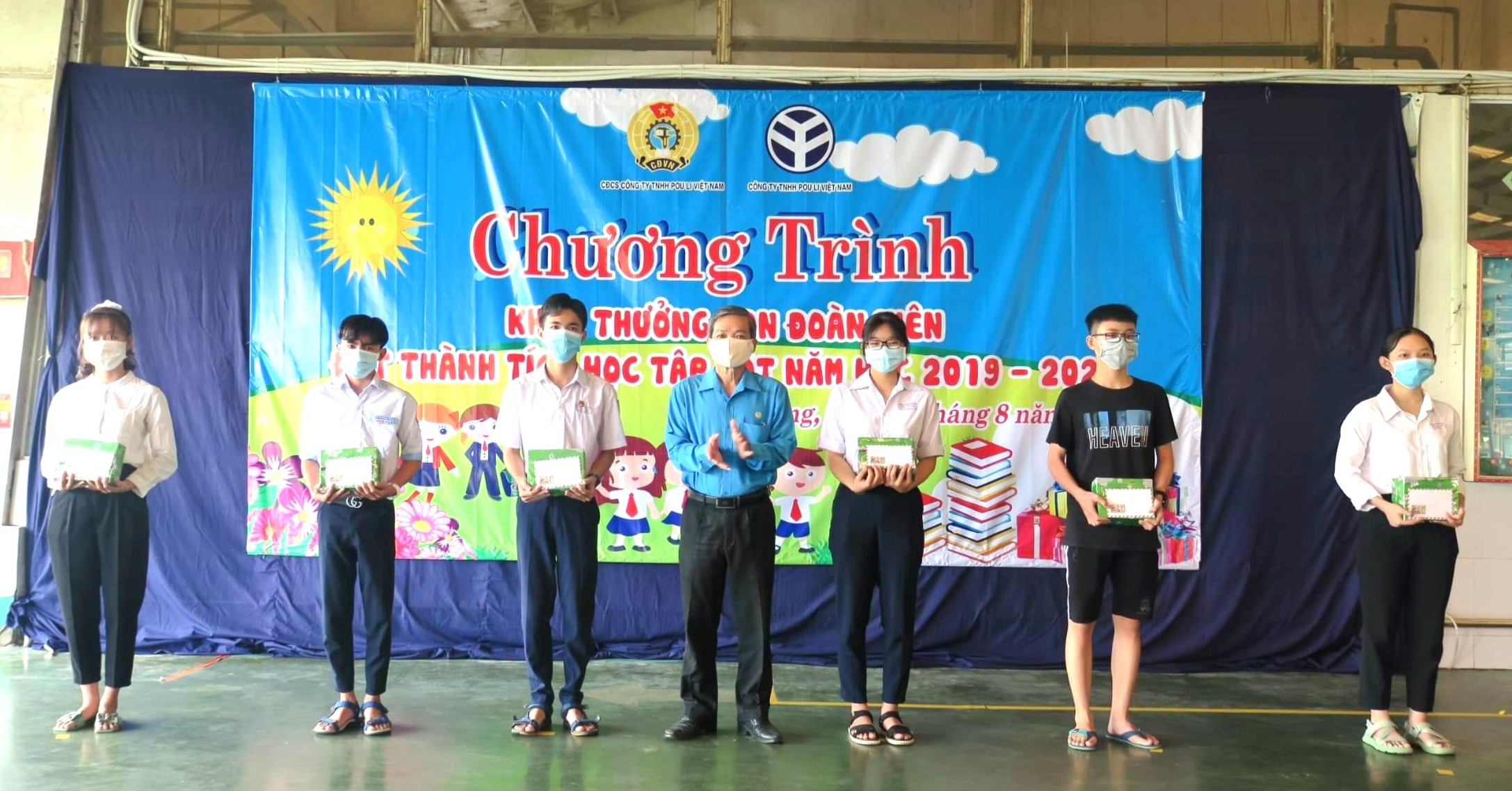 Khen thưởng cho con đoàn viên, CNLĐ đạt thành tích trong học tập năm 2019-2020