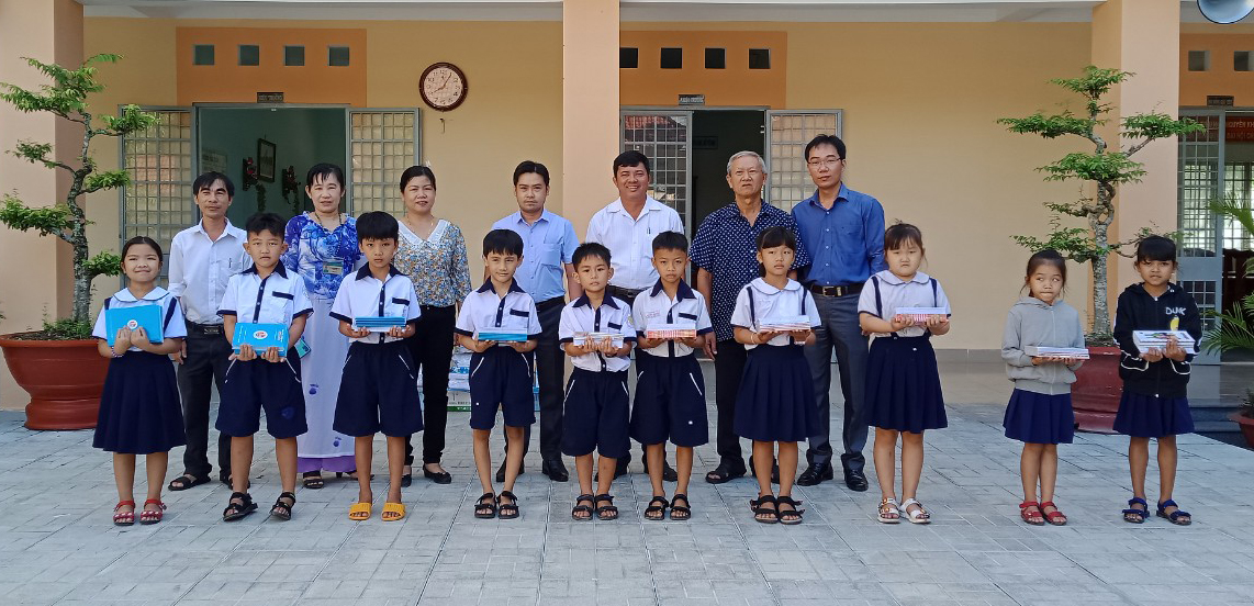 LĐLĐ Thành phố Tây Ninh trao tập cho học sinh có hoàn cảnh khó khăn