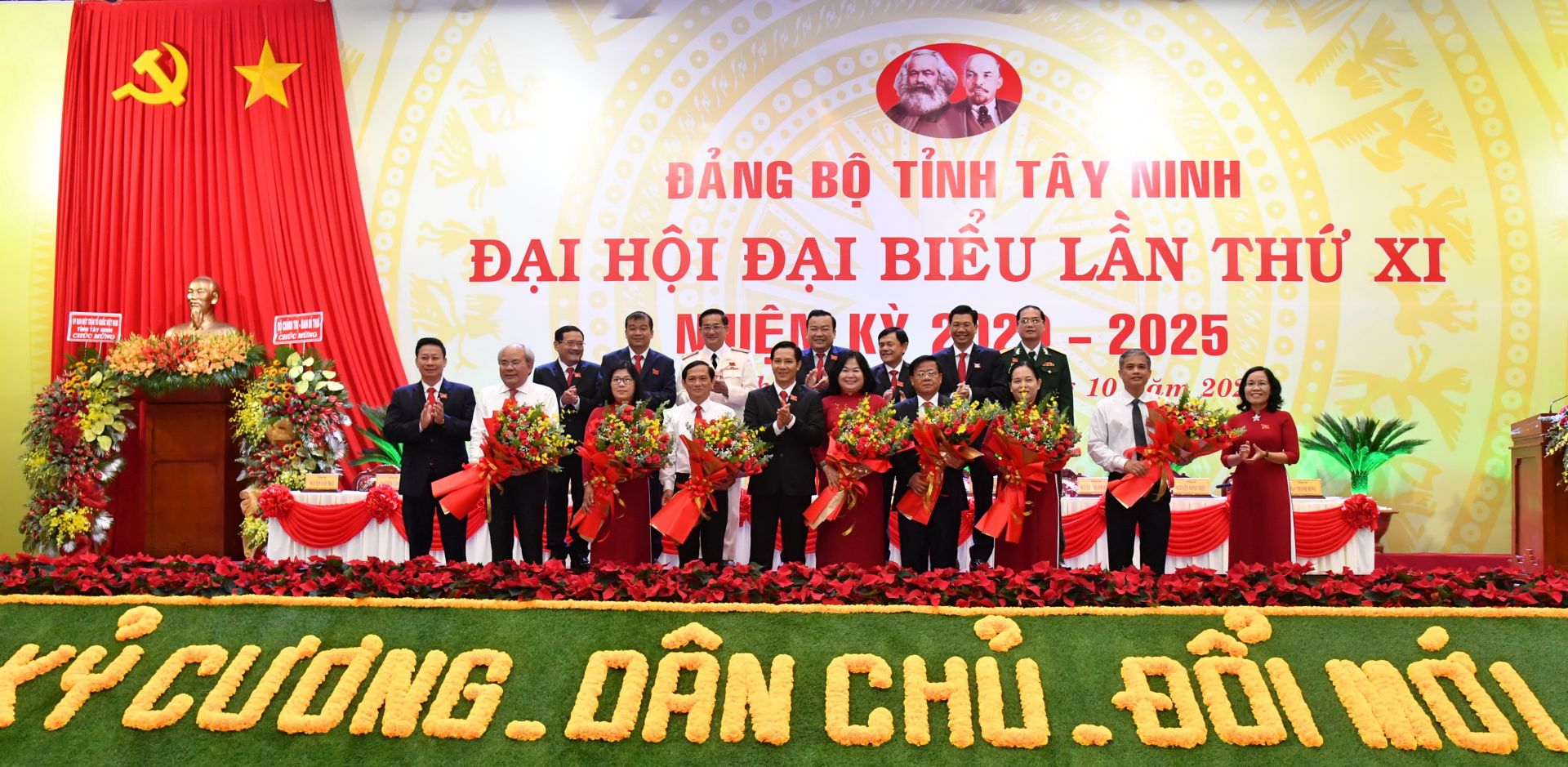 Ra mắt Ban Chấp hành Đảng bộ tỉnh khoá XI và Đoàn đại biểu dự Đại hội đại biểu toàn quốc lần thứ XIII của Đảng