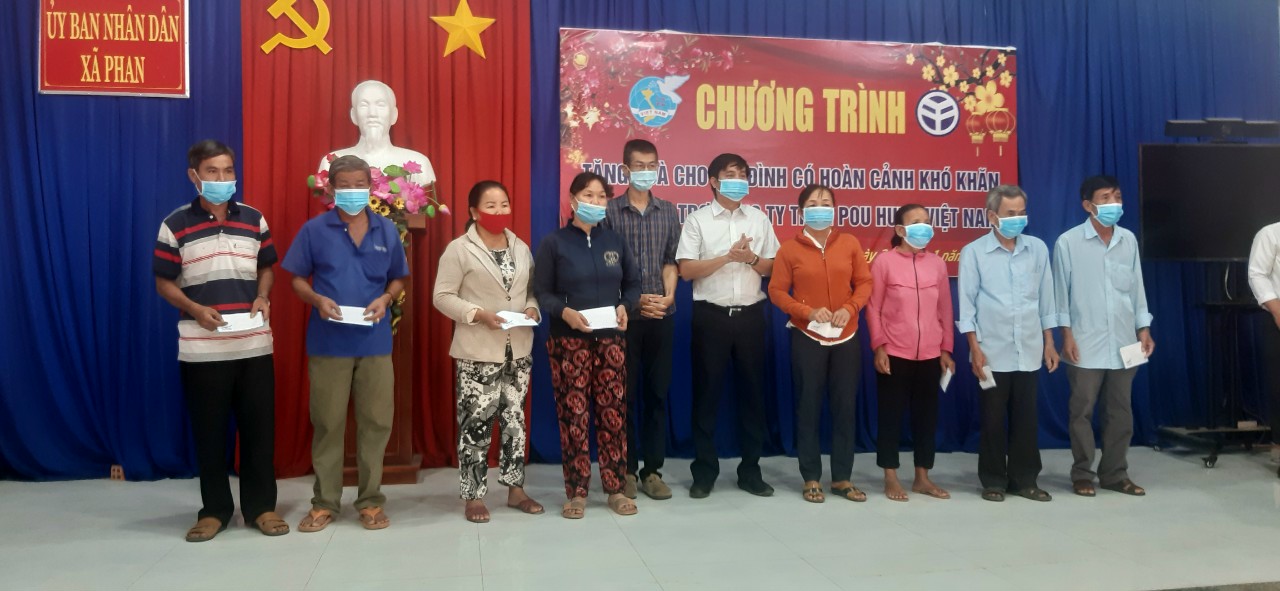 Công ty TNHH Pou  Hung VN trao tặng 50 phần quà cho người dân khó khăn đón tết