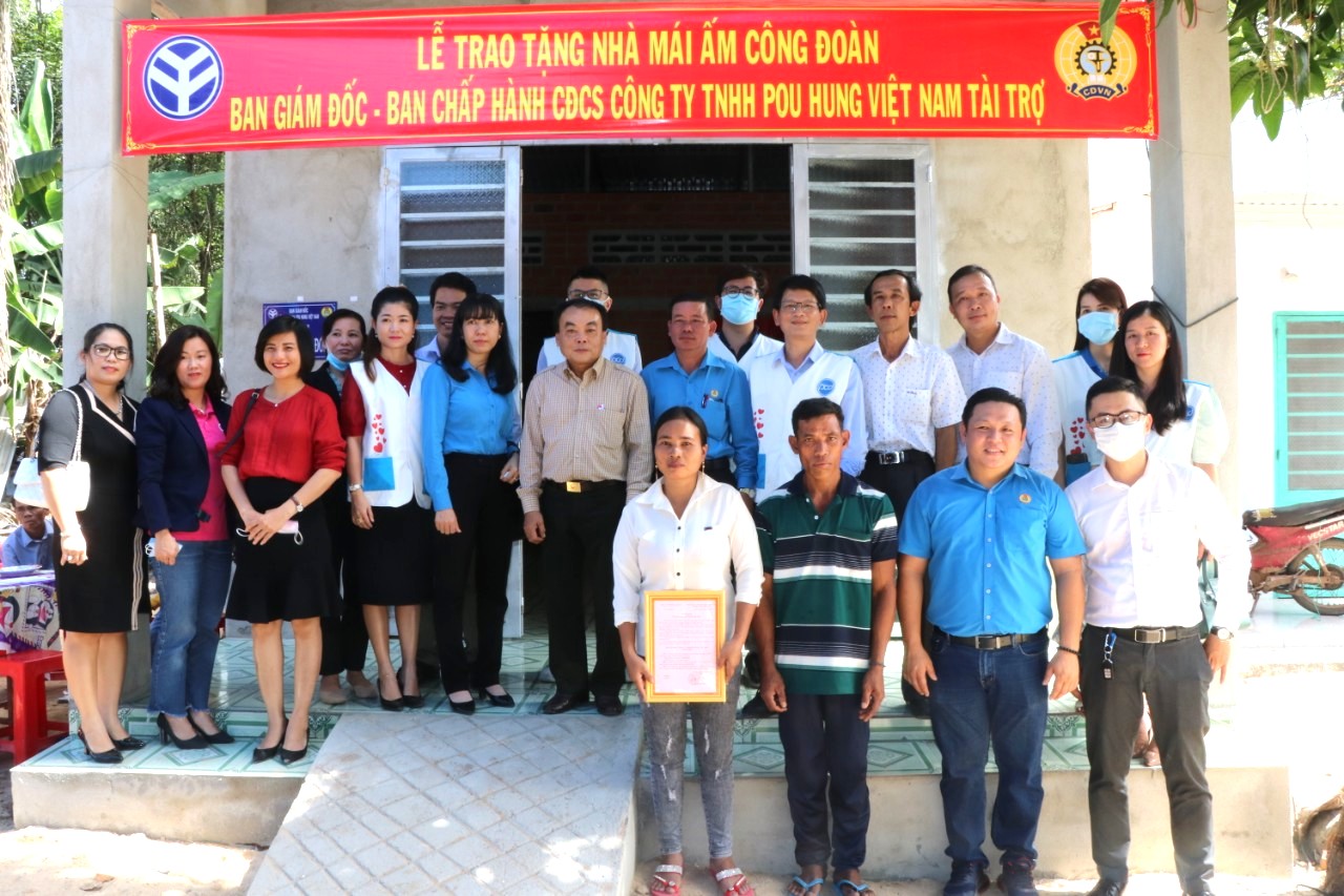 Công ty TNHH Pou  Hung VN trao nhà “Mái ấm Công đoàn” cho đoàn viên