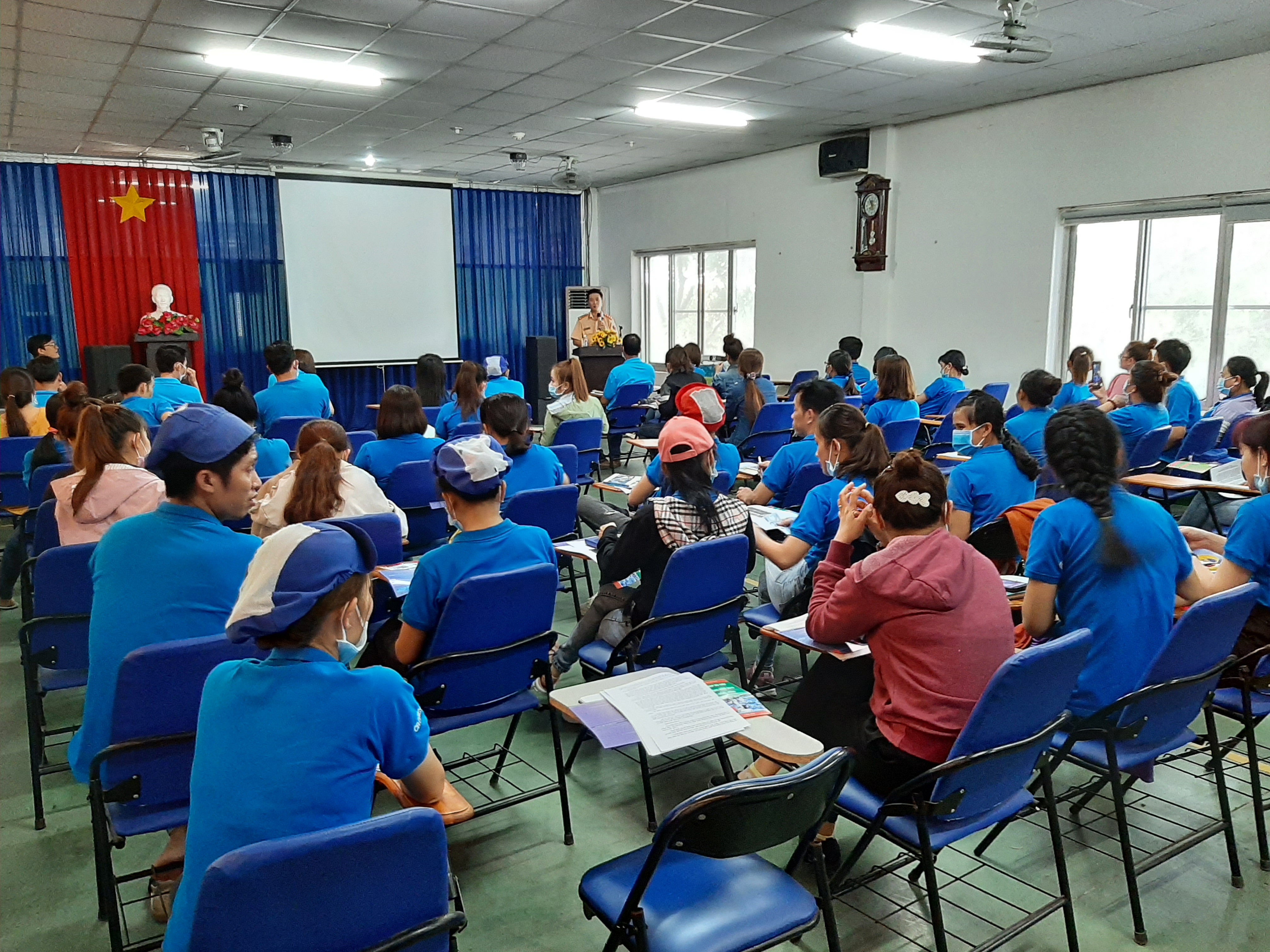 Tuyên truyền pháp luật an toàn giao thông và công tác bầu cử cho 100 cán bộ công đoàn Công ty TNHH PouHung Việt Nam