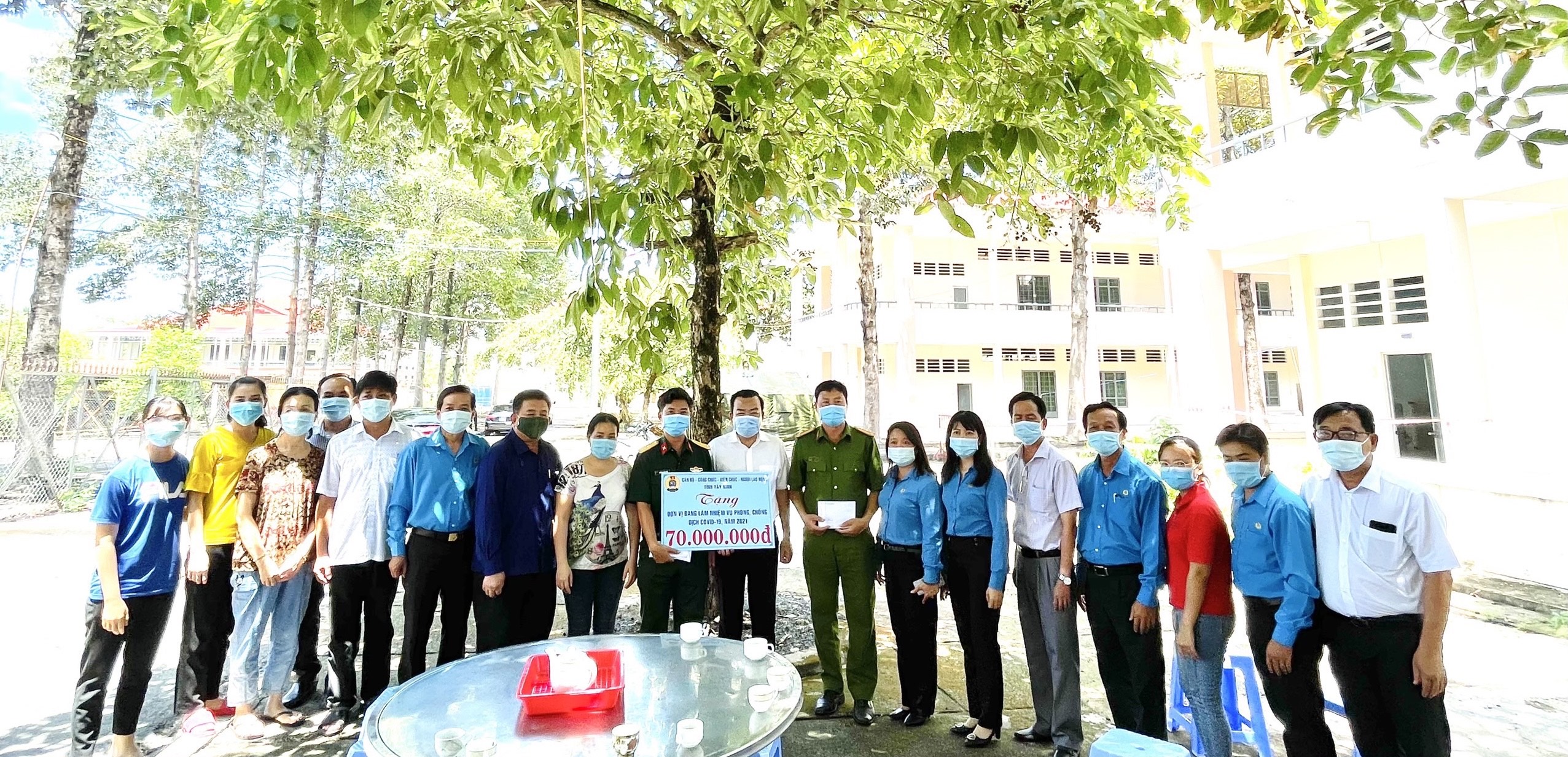 Liên đoàn Lao động tỉnh thăm, tặng quà các đơn vị đang làm nhiệm vụ phòng, chống dịch Covid -19