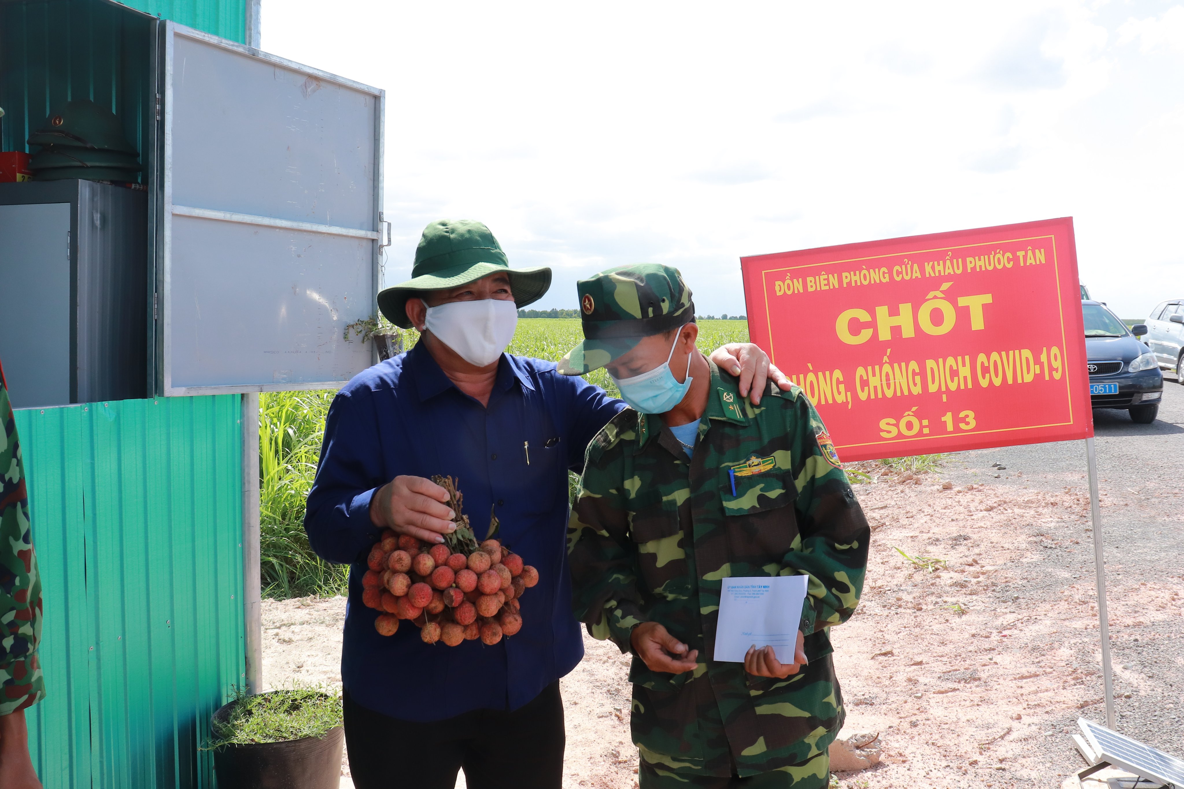 LĐLĐ tỉnh thăm, tặng quà cán bộ, chiến sỹ  các chốt biên giới phòng, chống dịch Covid-19