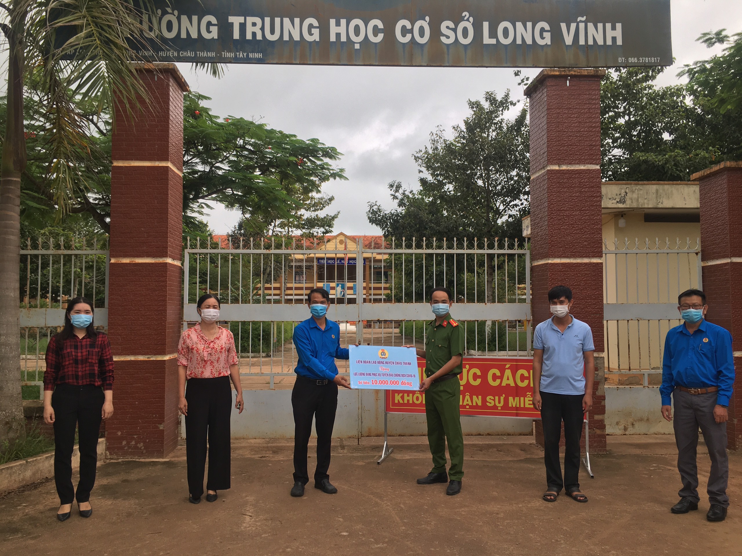 LĐLĐ huyện Châu Thành tổ chức thăm hỏi, tặng quà  lực lượng phục vụ tuyến đầu chống dịch Covid-19 trên địa bàn huyện