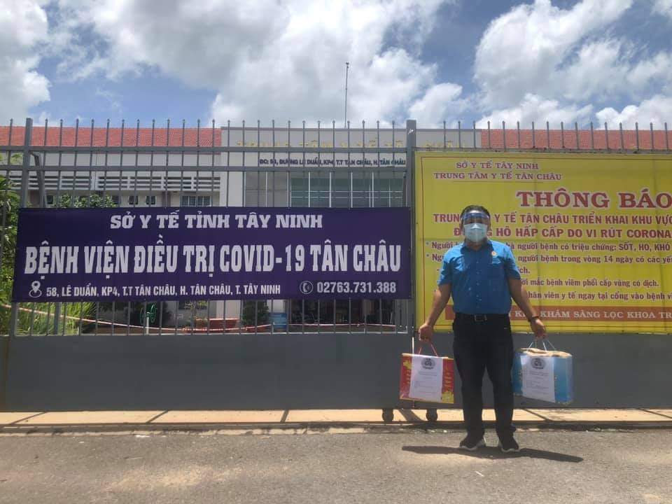 CĐCS Công ty TNHH Pou  Hung VN thăm và tặng quà cho đoàn viên, công nhân lao động đang điều trị Covid-19