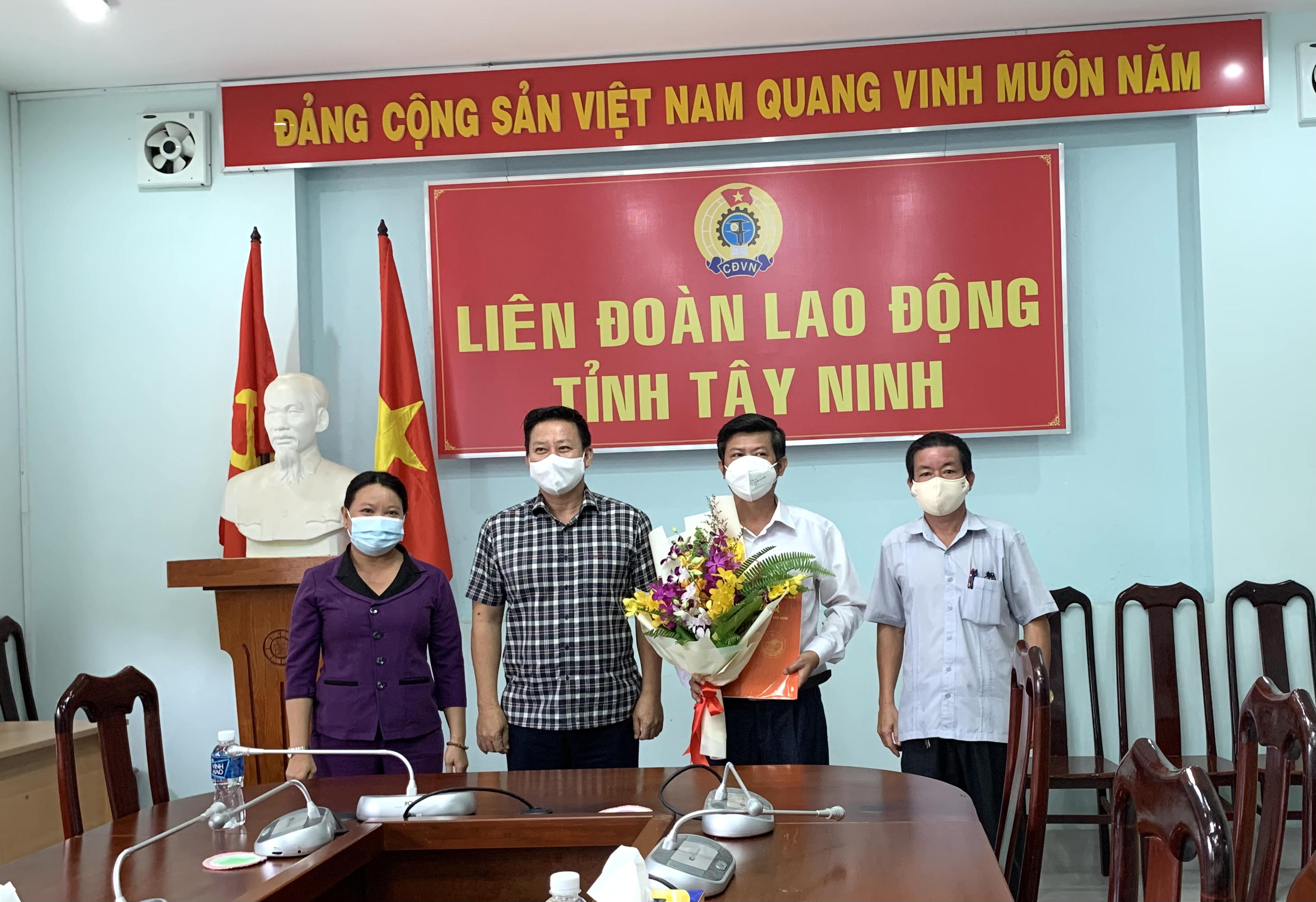 Ban Thường vụ Tỉnh ủy trao quyết định công tác cán bộ  tại Liên đoàn Lao động tỉnh Tây Ninh   