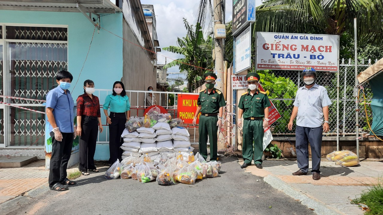 Thành phố tặng quà cho hộ dân bị ảnh hưởng do dịch Covid-19