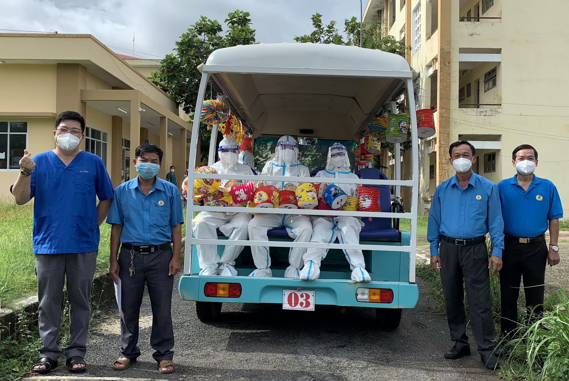 Tặng quà Trung thu cho thiếu nhi F0, F1