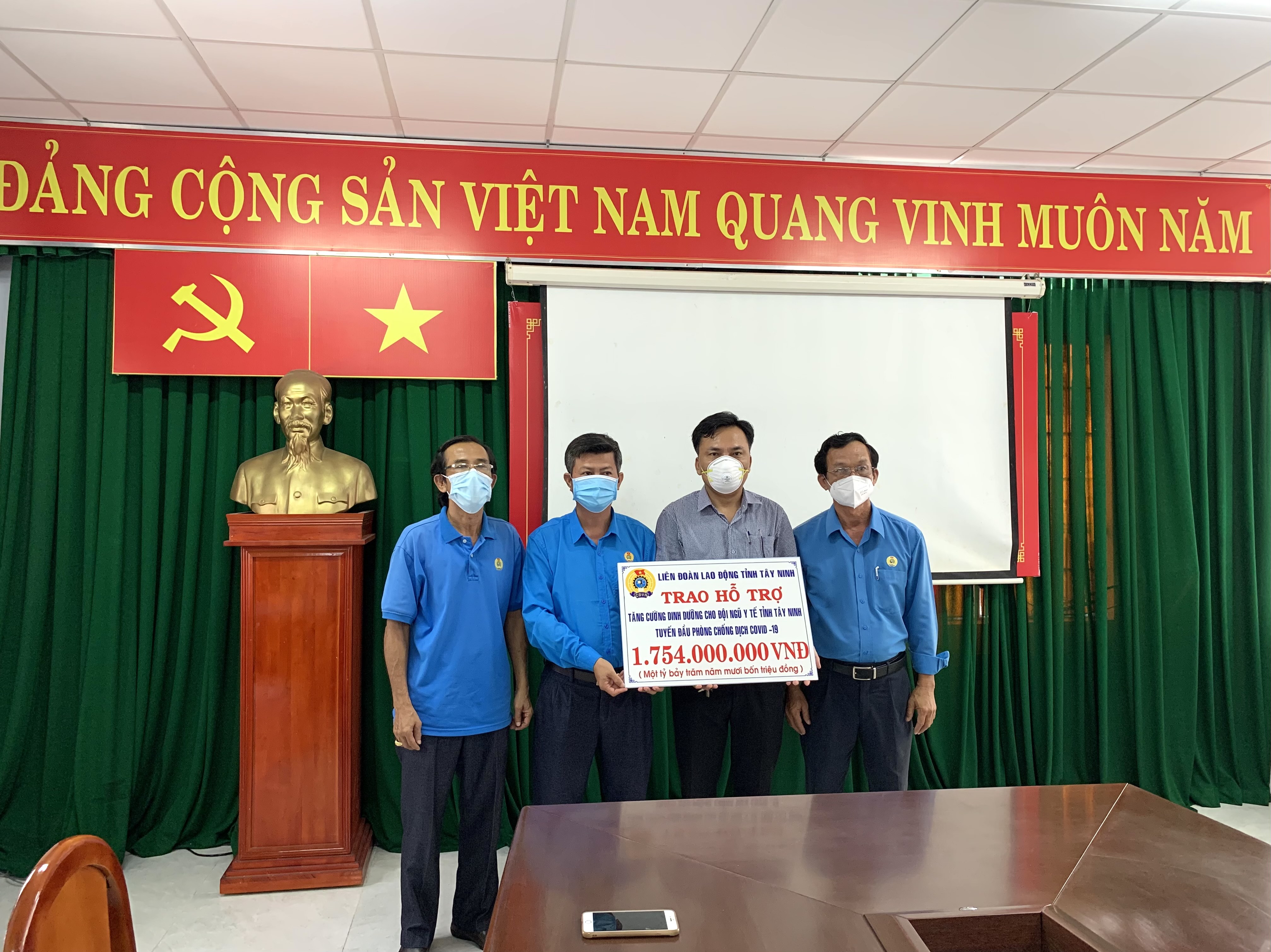 LĐLĐ tỉnh trao tiền hỗ trợ tăng cường dinh dưỡng cho nhân viên y tế tuyến đầu phòng, chống dịch Covid-19