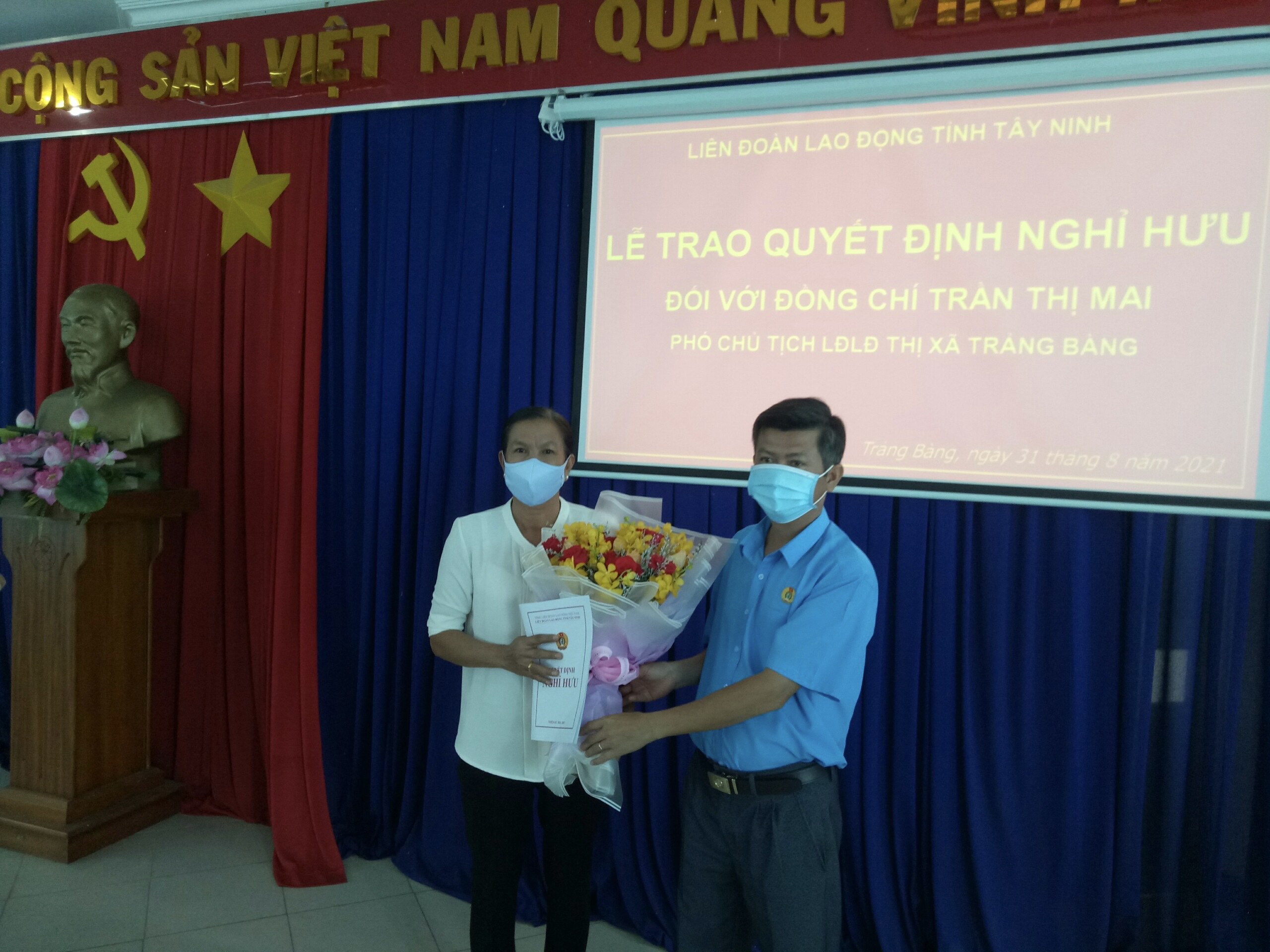 Liên đoàn Lao động tỉnh trao quyết định nghỉ hưu cho cán bộ