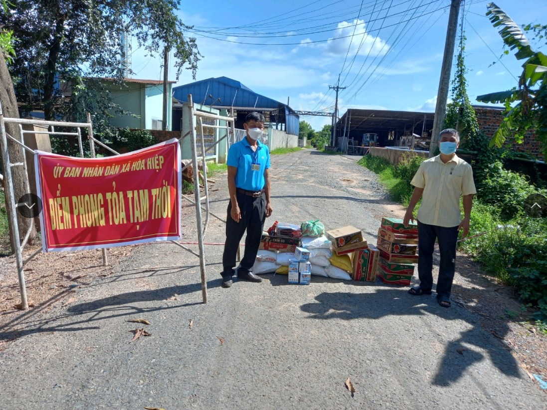 LĐLĐ huyện Tân Biên hỗ trợ CNLĐ có hoàn cảnh khó khăn tại các khu cách ly và tuyến đầu chống dịch