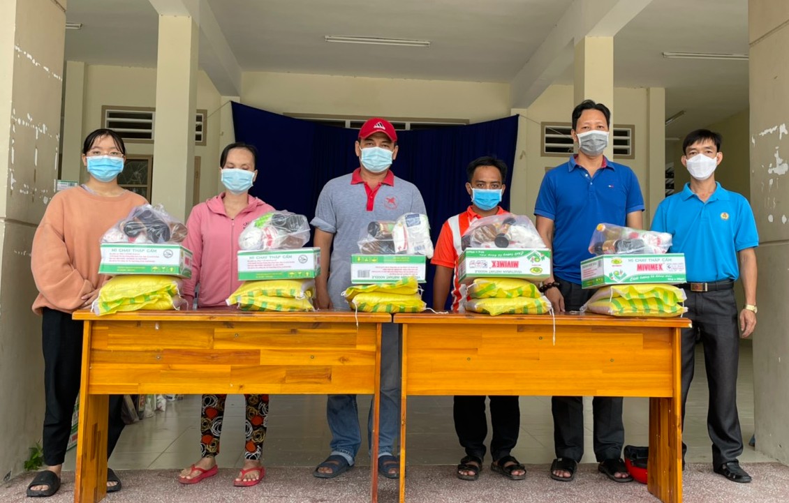 Hòa Thành trao quà cho người lao động bị ảnh hưởng dịch COVID-19