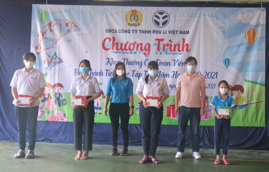 Khen thưởng cho con đoàn viên đạt thành tích năm học 2020 – 2021